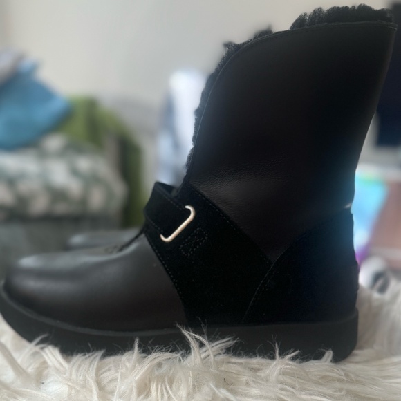 LIKE NEW- UGG W Isley Waterproof Snow Boots (BLACK, SZ 9) - Picture 3 of 5
